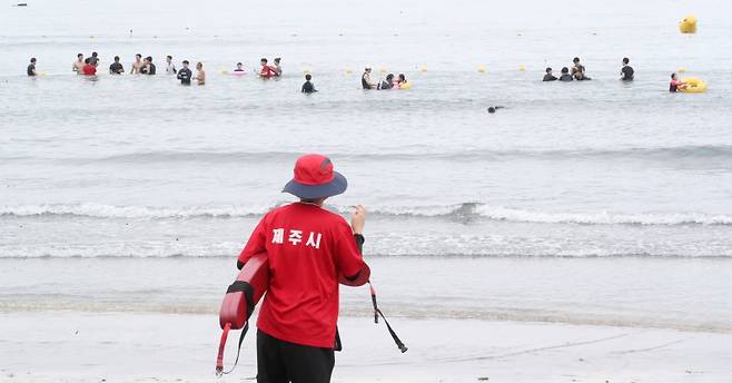 제주시 삼양해수욕장에서 제주시 안전요원이 물놀이를 하는 도민과 관광객들을 바라보고 있다.(사진=저작권자(c) 뉴스1, 무단 전재-재배포 금지)