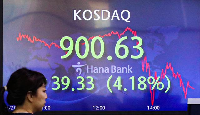 코스닥지수가 전 거래일보다 39.33포인트 하락한 26일 오후 서울 중구 하나은행 딜링룸에서 딜러들이 업무를 보고 있다. 뉴시스