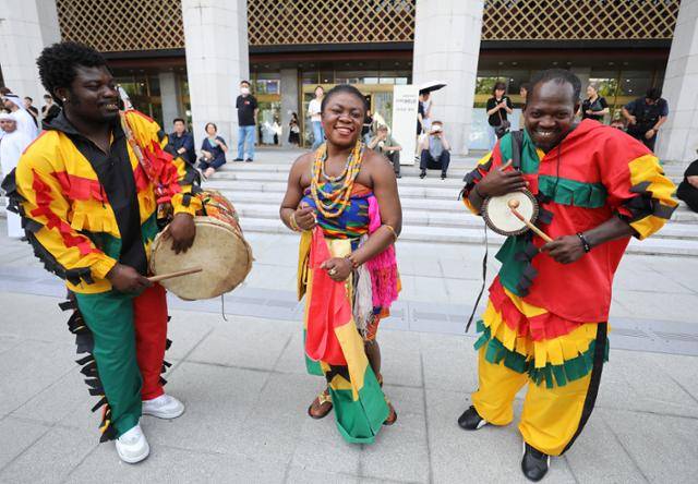 지난달 17일 서울 광화문광장에서 ‘2023 서울세계도시문화축제’가 열리고 있는 가운데, 가나 공연단이 흥겨운 무대를 펼치고 있다. 사진은 기사 내용과 직접적 관련이 없음. 뉴스1