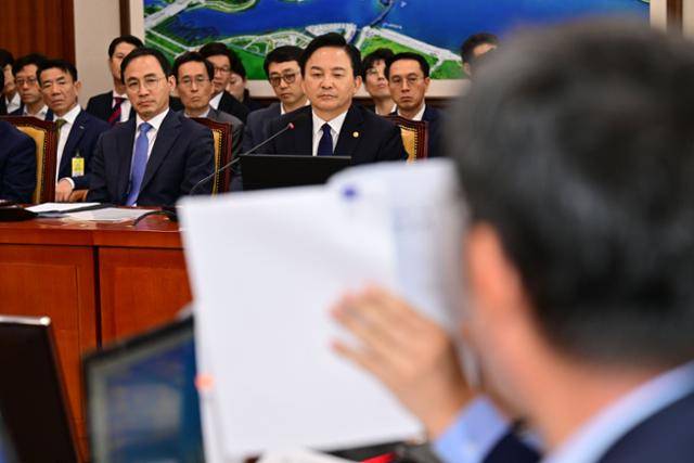 26일 국회에서 열린 국토교통위원회 전체회의에서 원희룡 국토교통부 장관이 용역업체가 제출한 월간 진도보고서를 요구하자 자료 존재 자체가 없다고 말했으나, 민주당 측에서 증거를 제시하자 당황한 표정을 짓고 있다. 최주연 기자