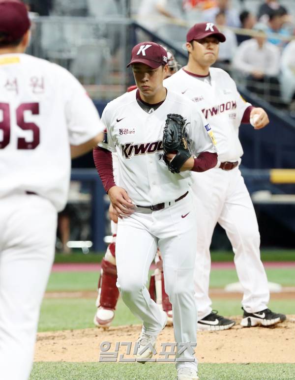 2023 KBO 프로야구 키움히어로즈와 한화이글스의 경기가 25일 오후 서울 고척스카이돔에서 열렸다. 8회초 2사에서 등판해 7실점한 강판되고 있다. 고척=김민규 기자 mgkim1@edaily.co.kr /2023.07.25/