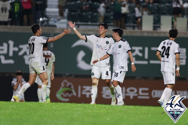 고태규(가운데)가 팀 동료들과 김포전 승리의 기쁨을 나누고 있다.(사진=프로축구연맹)