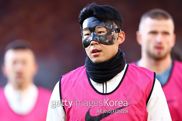 BRENTFORD, ENGLAND - DECEMBER 26: Son Heung-Min of Tottenham Hotspur warms up whilst wearing a protective face mask prior to the Premier League match between Brentford FC and Tottenham Hotspur at Brentford Community Stadium on December 26, 2022 in Brentford, England. (Photo by Clive Rose/Getty Images)