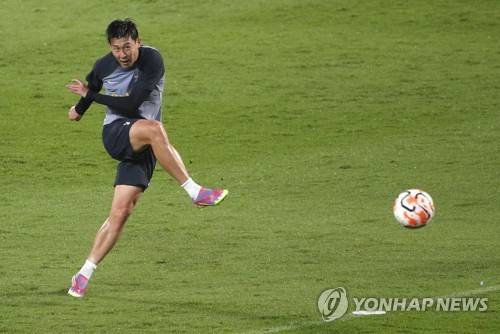 epa10762151 Tottenham Hotspur's Son Heung-min during a training session at Rajamangala National Stadium in Bangkok, Thailand, 22 July 2023. English Premier League soccer team Tottenham Hotspur will play a friendly against English EFL Championship side team Leicester City in Bangkok on 23 July 2023 as part of their preseason tour. EPA/RUNGROJ YONGRIT