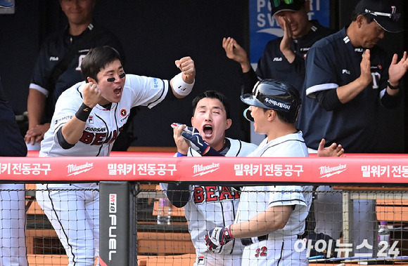 두산 김재환이 1일 오후 서울 잠실야구장에서 열린 '2023 신한은행 SOL KBO리그' 두산 베어스와 롯데 자이언츠의 개막전 경기, 7회말 2사 1,3루 상황에서 동점 3점 홈런을 터뜨린 후 허경민-김인태와 하이파이브를 하고 있다. [사진=아이뉴스24 포토 DB]