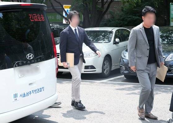 조각투자 방식으로 미술품을 공동 소유할 수 있다는 등의 허위 정보를 내세워 암호화폐를 발행해 시세를 조작한 혐의를 받는 피카코인 발행사 피카프로젝트 공동대표 송자호(23·왼쪽)씨와 성모(44·오른쪽)씨가 지난 21일 구속 전 피의자 심문을 받기 위해 서울남부지법에 들어서고 있다. 뉴스1