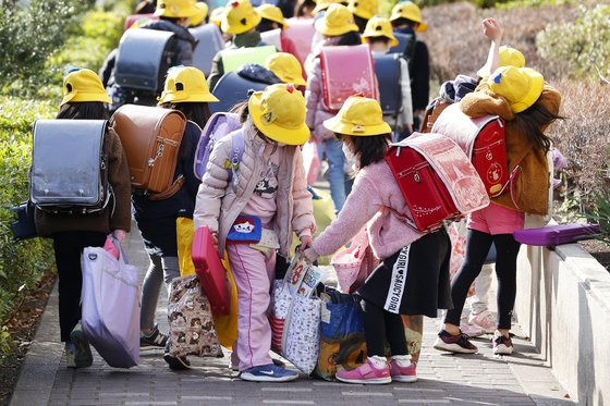 일본 도쿄의 한 초등학교 학생들이 하교하는 모습. AP=연합뉴스