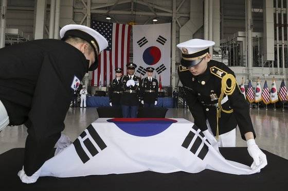25일(현지시간) 미국 하와이 히캄 공군기지에서 거행된 국군전사자 유해 인수식. 국방일보.