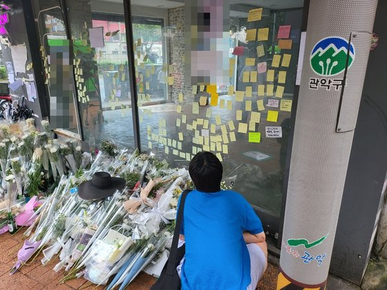 25일 서울 관악구 신림동 추모 현장에서 한 남성이 사망한 피해자에 남겨진 글을 읽고 있다. 추모 공간은 오는 27일까지 운영된다. 김홍범 기자.