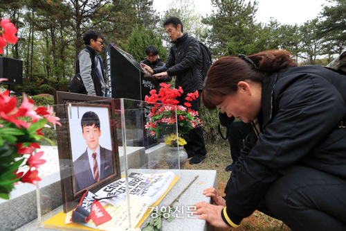 정은귀는 신작 에세이집에서  “하루하루를 성실과 올곧음으로” 버티다 죽은 노동자들을 애도한다. 세계 산업재해 사망 노동자 추모의 날인 2019년 4월 28일 경기도 남양주 모란공원에서 열린 ‘청년 노동자 고(故) 김용균 동지 묘비 및 추모조형물 제막식’에서 고인의 어머니 김미숙씨가 아들 사진을 보며 눈물을 흘리고 있다. 우철훈 선임기자