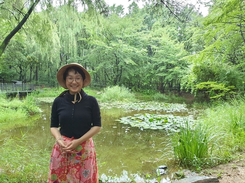 <나를 기쁘게 하는 색깔들>과 <다시 시작하는 경이로운 순간>을 펴낸  정은귀 한국외국어대 교수. 민음사 제공