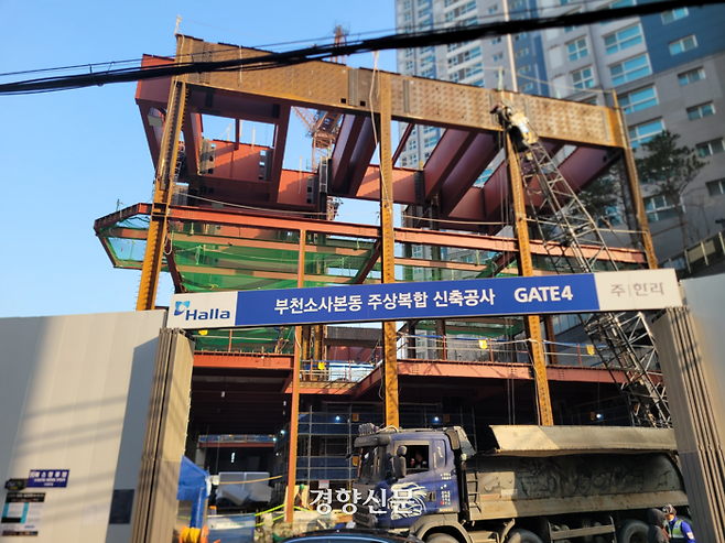 포스코가 공동개발한 합성전이보(P-Girder) 공법이 적용된 부천 소사역 한라비발디 프레스티지 신축공사장. 포스코 제공