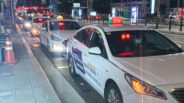 택시 요금 인상 첫날인 지난 6월, 도로에 택시들이 줄지어 서 있다. 국제신문DB