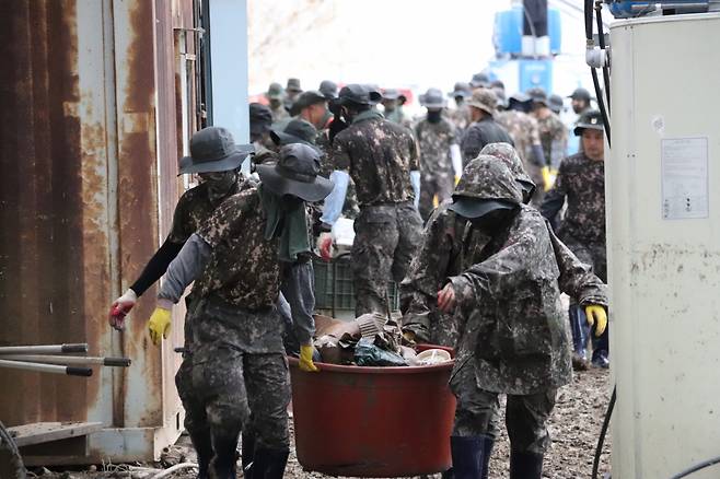 Soldiers perform restoration work in Iksan, North Jeolla Province, Wednesday. (Yonhap)