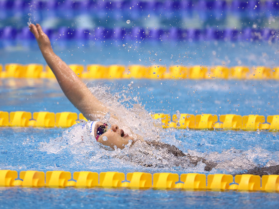 Korea's Lee Eun-ji competes in the mixed 400-meter medley relay at the World Aquatics Championship in Fukuoka on Wednesday. Korea's team of Lee, Choi Dong-yeol, Kim Young-beom and Huy Yeon-kyung topped their heat with a time of 3:47.09, but failed to advance to the final after finishing 13th overall.  [YONHAP]