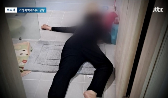 50대 아내가 화장실에서 쓰러진 채 피를 흘리고 있다. 남편은 이 사진을 찍어 의붓딸에게 보낸 뒤 테니스를 치러 나갔다. JTBC 보도화면 캡처