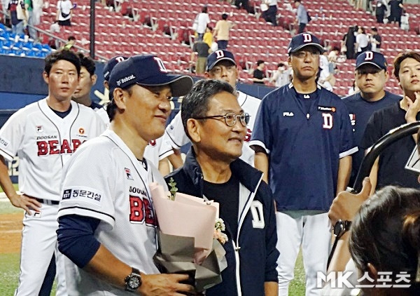 이승엽 감독이 11연승 달성으로 축하 꽃다발을 받았다. 사진(잠실)=김근한 기자