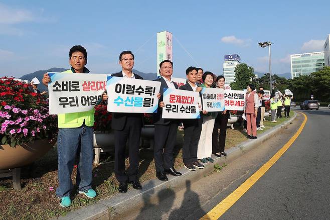 [창원=뉴시스] 강경국 기자 = 홍남표 경남 창원시장과 김이근 창원시의회 의장, 한성민 ㈔한국수산업경영인 창원시연합회장, 김동식 ㈔한국자율관리어업 창원시연합회장 등 어업인 단체와 공무원들이 26일 오후 창원광장에서 수산물 소비 촉진을 위한 '안전한 바다, 안전한 수산물' 홍보 캠페인을 진행하고 있다. (사진=창원시청 제공). 2023.07.26. photo@newsis.com *재판매 및 DB 금지