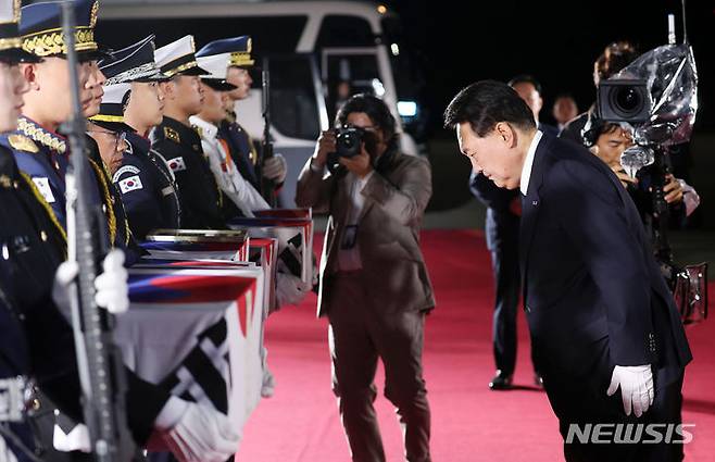 [성남=뉴시스] 홍효식 기자 = 윤석열 대통령이 26일 경기도 성남 서울공항에서 열린 국군 전사자 유해 봉환 행사에서 국군 전사자에 묵념하고 있다. 2023.07.26. yesphoto@newsis.com