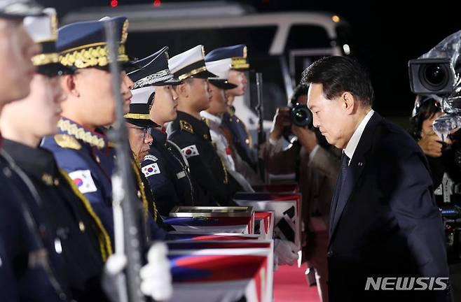 [성남=뉴시스] 홍효식 기자 = 윤석열 대통령이 26일 경기도 성남 서울공항에서 열린 국군 전사자 유해 봉환 행사에서 고 최임락 일병의 유해에 참전기장을 수여한 뒤 유해를 바라보고 있다. 2023.07.26. yesphoto@newsis.com