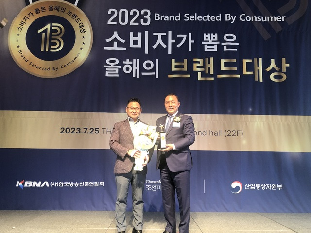 25일 서울 프라자호텔에서 열린 '2023 소비자가 뽑은 올해의 브랜드' 시상식에서 전북도와 전북농협이 만든 원예농산물 광역 브랜드 ‘예담채’가 상을 받고 있다. 김영일 전북농협본부장(오른쪽)과 안찬우 농협경제지주 전북본부 광역사업단장이 함께 수상의 기쁨을 나누고 있다.