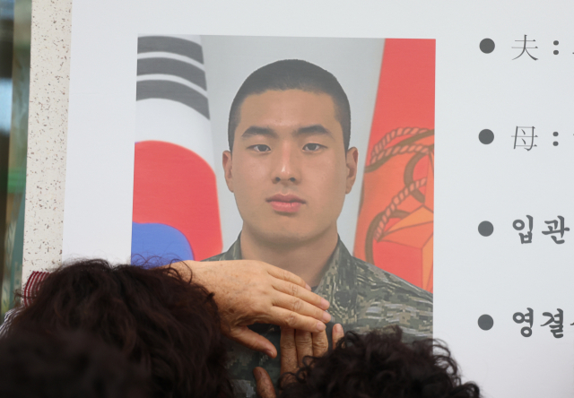 ▲20일 경북 포항 해병대 1사단 김대식관에 해병대 고 채수근 상병의 빈소가 차려진 가운데 빈소 입구에 별도 설치된 그의 영정 사진을 보며 친인척들이 오열하고 있다. ⓒ연합뉴스