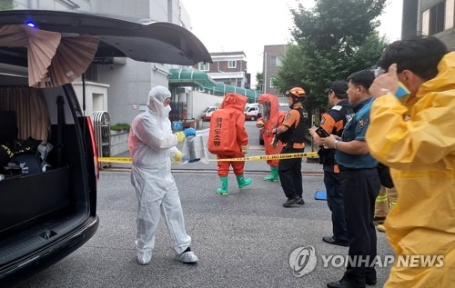 (서울=연합뉴스) 21일 경기도 평택 지산동 송탄 우체국에서 소방 관계자들이 우편물 의심신고에 출동해 현장 확인을 하고 있다. 2023.7.21 [경기도소방재난본부 제공. 재판매 및 DB 금지] photo@yna.co.kr