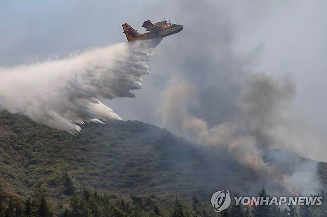 로도스섬에서 산불 진화 중인 소방 비행기 [로이터=연합뉴스 자료사진. 재판매 및 DB 금지]