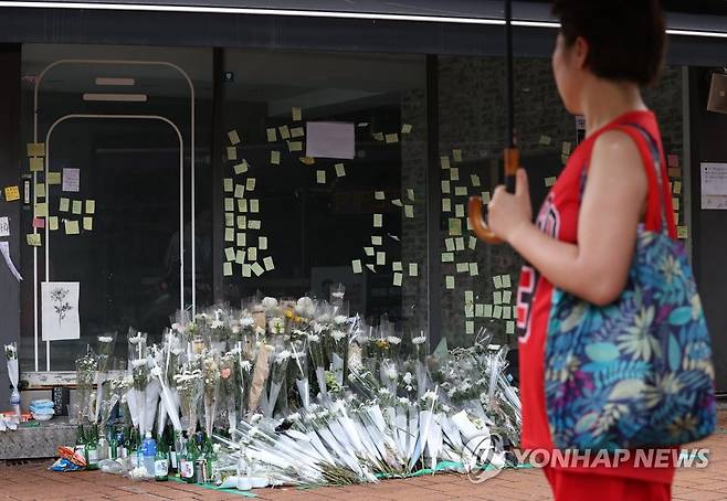 포스트잇 빼곡한 추모 공간 (서울=연합뉴스) 김성민 기자 = 25일 오후 서울 관악구 신림역 인근 상가 골목에 흉기난동 사건으로 숨진 20대 남성 피해자 A씨를 위한 추모 공간이 마련돼 있다. 
    흉기를 휘둘러 4명의 사상자를 낸 조모 씨에 대한 신상 공개 여부는 오는 26일 결정된다. 2023.7.25 ksm7976@yna.co.kr