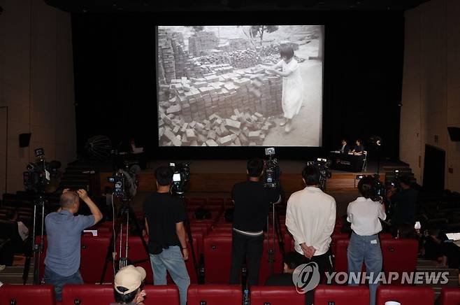 영상자료원, 한국전쟁 후 재건 담은 기록영상 공개 (서울=연합뉴스) 박동주 기자 = 26일 오전 서울 마포구 시네마테크 KOFA에서 한국영상자료원 측이 한국전쟁 직후 재건사업의 모습을 담은 기록영상을 공개하고 있다. 2023.7.26 pdj6635@yna.co.kr