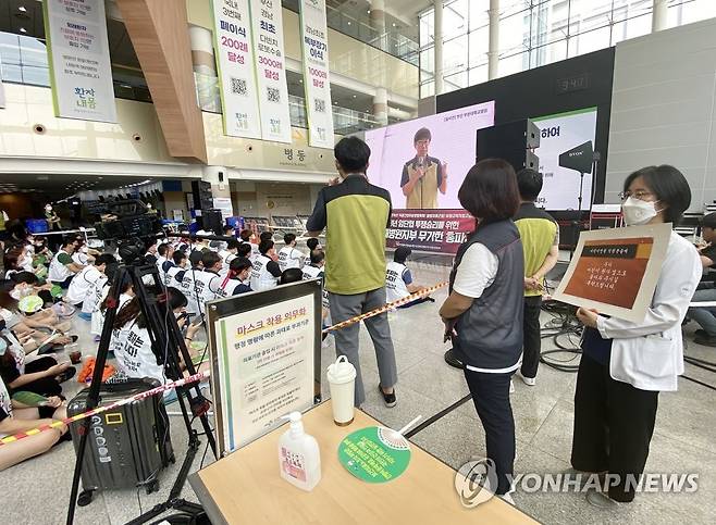 1인 시위하는 부산대병원 어린이병원 교수 (양산=연합뉴스) 이정훈 기자 = 부산대병원 노조 파업 14일째인 26일 경남 양산시 부산대병원 외래진료동 1층 로비에서 이 병원 노조원들이 파업대회를 하는 가운데 박수은 부산대병원 어린이병원 소아청소년과 교수(전 부산대어린이병원장)가 '부디 어린이환자 곁으로 돌아와 주시길 부탁드립니다'라고 적은 팻말을 들고 1인시위를 하고 있다. 2023.7.26 seaman@yna.co.kr