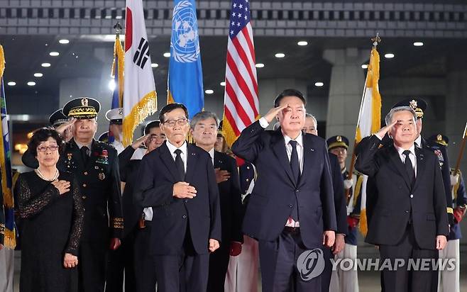 국군전사자 유해에 거수경례하는 윤석열 대통령 (성남=연합뉴스) 임헌정 기자 = 윤석열 대통령이 26일 오후 경기 성남 서울공항에 도착한 6·25 전쟁 국군전사자 유해에 경례하고 있다. 2023.7.26 [대통령실통신사진기자단] kane@yna.co.kr