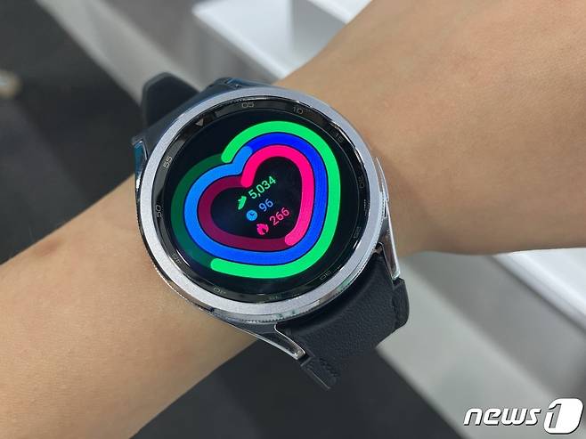 회전식 물리 베젤이 적용된 갤럭시 워치6 클래식 모델. 2023.07.26. 오현주 기자
