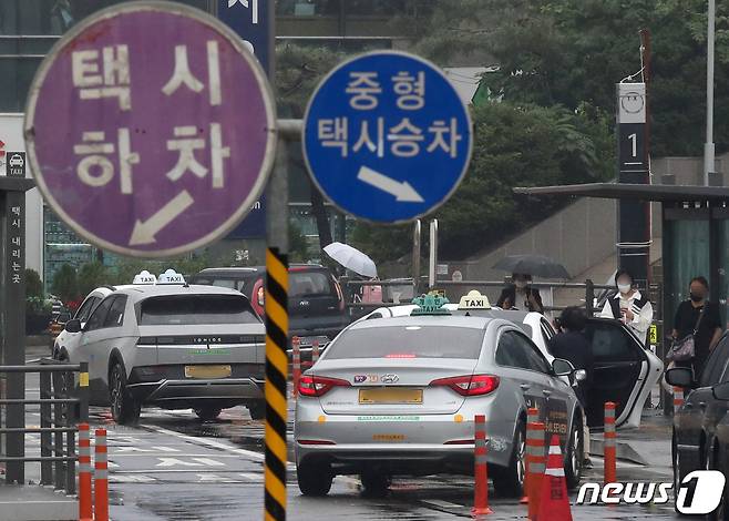 서울 중구 서울역 택시승강장에서 시민들이 택시에 탑승하고 있다. 2022.10.3/뉴스1 ⓒ News1 송원영 기자