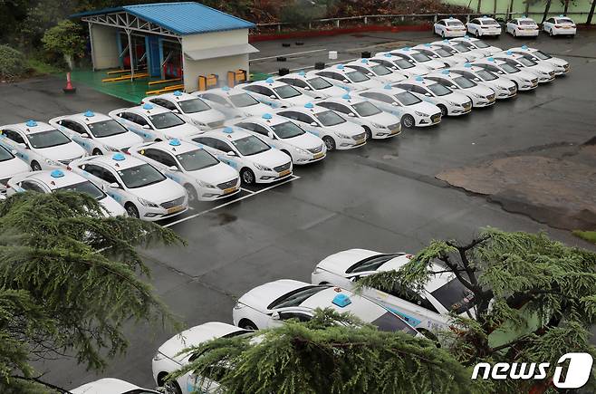 1부산 사상구 한 택시회사 차고지에 택시 차량들이 늘어서 있다. 2022.7.18/뉴스1 ⓒ News1 김영훈 기자