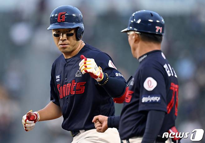 1일 오후 서울 송파구 잠실야구장에서 열린 2023 신한 SOL KBO리그 롯데 자이언츠와 LG 트윈스의 경기4회초 1사 주자 없는 상황에 롯데 전준우가 안타를 날리고 1루에 안착해 김평호 코치와 기쁨을 나누고 있다. 2023.6.1/뉴스1 ⓒ News1 박정호 기자