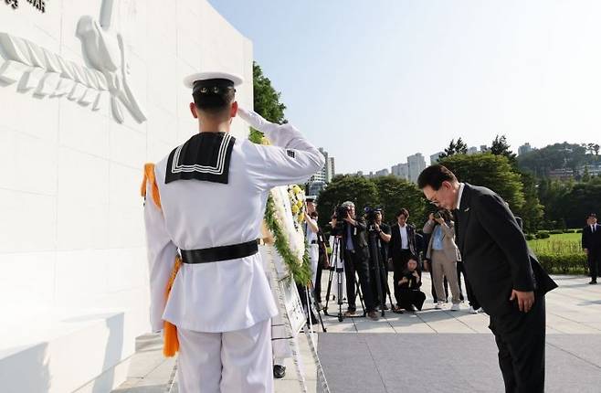 6·25 정전협정 70주년을 맞아 윤석열 대통령이 27일 부산 남구 유엔기념공원을 방문, 유엔 참전국 정부대표단과 함께 유엔군 위령탑에 헌화한 뒤 묵념을 하고 있다. [이미지출처=연합뉴스]