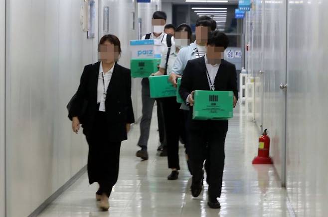 25일 오후 충북경찰청을 압수수색한 검찰 관계자들이 압수품을 옮기고 있다. [이미지출처=연합뉴스]