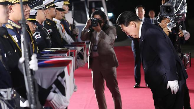 윤석열 대통령이 26일 오후 경기 성남 서울공항에 도착한 6·25 전쟁 국군전사자 유해를 영접하고 있다. 2023.7.26/연합뉴스
