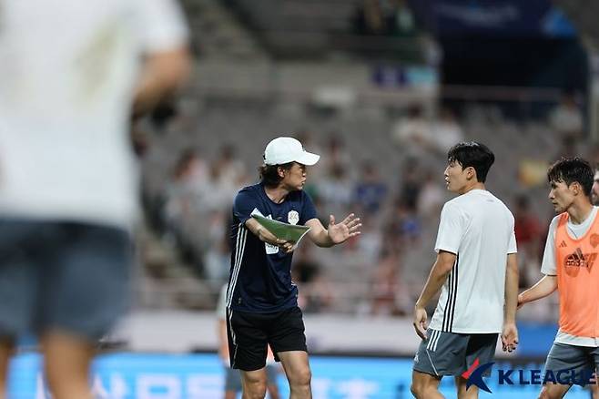 홍명보 감독 지도를 받고 있는 배준호. ⓒ 한국프로축구연맹