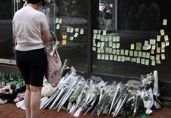 22일 오후 서울 관악구 신림동 ‘묻지마 흉기 난동’ 사건 현장에서 한 시민이 이번 사건으로 희생 당한 피해자를 추모하고 있다. 앞서 지난 21일 오후 2시7분쯤 서울 관악구 신림동 인근 상가 골목에서 피의자인 조모씨가 흉기를 휘둘러 20대 남성 1명이 숨지고 30대 남성 3명이 다쳤다. 조씨는 범행 이유에 대해 “남들도 불행하게 만들고 싶어서“라고 경찰에 진술한 것으로 알려졌다. 2023.7.22/뉴스1