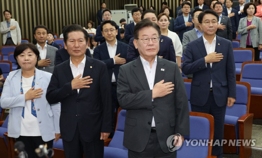 27일 국회에서 열린 더불어민주당 의원총회에서 이재명 대표가 국민의례를 하고 있다.<연합뉴스>