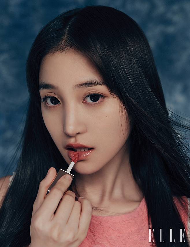 서영이 입은 톱은 Bmuet(Te).