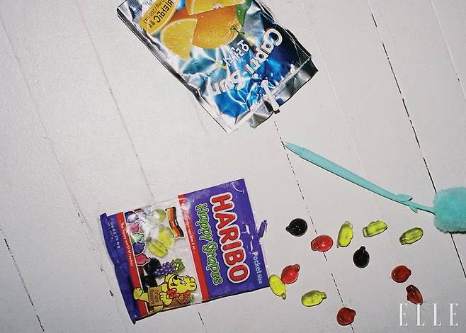 서현이 당 떨어질 때 하나씩 꺼내 먹는 젤리와 어릴 때부터 최애템이었던 오렌지망고 맛 카프리썬. 끝에 달린 폼폰이를 만지면 심신 안정을 느끼게 되는 볼펜.