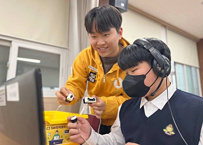 목포 영화중학교에서 CJ UNIT대학생 봉사단이 현장 교육하고 있는 모습. [사진제공=CJ올리브네트웍스]