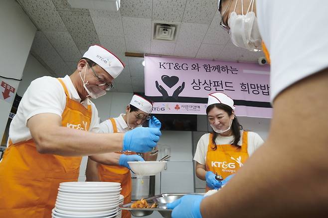 백복인(왼쪽) KT&G 사장이 성루 용산구 '따스한채움터'에서 배식 봉사활동에 참여하고 있다.