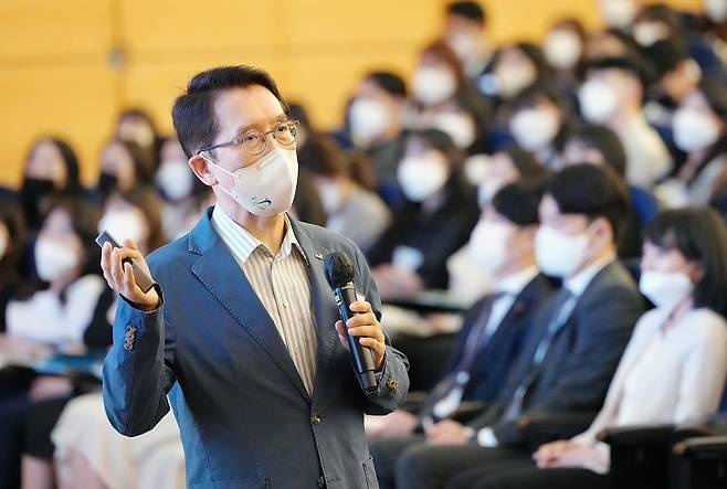 신창재 교보생명 대표이사 겸 이사회 의장이 지난 26일 광화문 본사에서 MZ세대 직원들과 소통하고 있다. 교보생명 제공