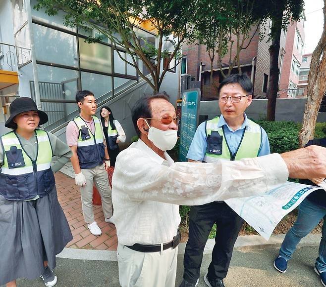 지난 3월부터 광진구 15개 동 주민센터가 ‘동 지역책임제’ 시행에 따라 간단하거나 긴급한 생활민원을 직접 처리한다. 광진구는 올해 1억8천만원의 예산을 마련해 동별 1천만~1400만원을 배부했다. 동 주민센터는 민원이나 순찰 등으로 파악한 문제를 처리한 뒤 구청 담당 부서와 공유한다. 지난 20일 오후 자양1동 장독골어린이공원에서 한 주민이 순찰 중인 이근묵 자양1동장에게 가로등 고장으로 겪는 불편을 알리고 있다.