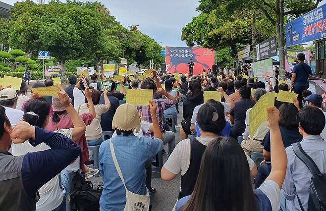 제주 제2공항 강행저지 비상도민회의가 지난 25일 제주도청 앞에서 주민투표 실시 촉구 도민대회를 열고 있다. 허호준 기자