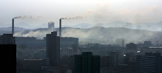 북한 평양시 평천구역에 있는 평양화력발전소 굴뚝에서 연기가 나고 있다. 석탄을 주 연료로 때는 이 발전소 연기는 평양 대기오염의 주된 원인이다. 이 발전소는 1965년 옛 소련의 지원으로 건설됐다. [중앙포토]